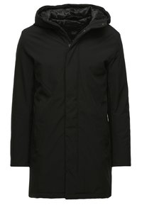 Svart vattentät jacka med huva, framzipper och två sidofickor. Slät ytterfabric och vadderad innersidan. Enkel design.