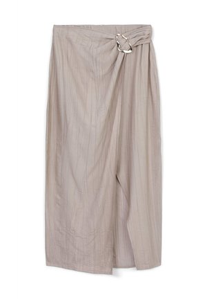 Beige Wickelrock mit strukturiertem Finish, ausgestattet mit einem silbernen runden Schmuckdetail an der Taille und vertikalen Nadelstreifen.