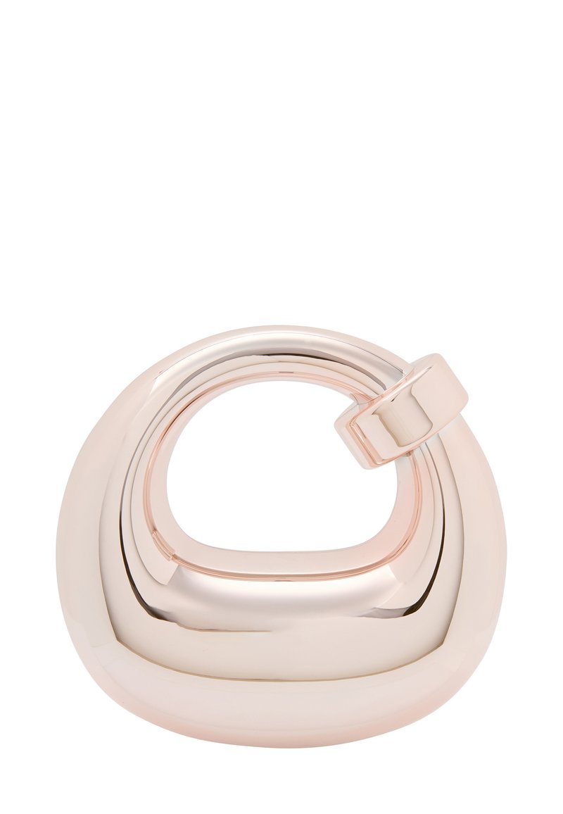 Rose gold metalarmbånd med et lagdelt, skulpturelt design. Glat, poleret overflade med en cirkulær form og en sikker låsemekanisme.