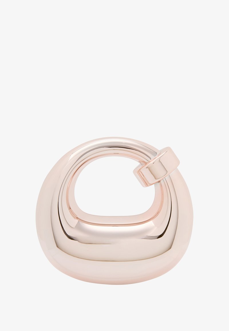 Bransoletka z różowego złota o warstwowym, rzeźbiarskim designie. Gładka, wypolerowana powierzchnia w kształcie okręgu z bezpiecznym zapięciem.