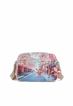 Borsa a tracolla con stampa di una scena di strada raffigurante due persone in kimono che camminano sotto alberi di ciliegio in fiore rosa.
