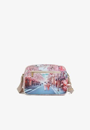 Borsa a tracolla con stampa di una scena di strada raffigurante due persone in kimono che camminano sotto alberi di ciliegio in fiore rosa.