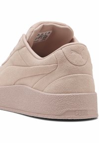 Heled roosa sametist sneaker tekstureeritud tallaga, ümar tagumine osa ja reljeefne logo. Omab sileda voodri ja pehmendatud krae mugavuse tagamiseks.