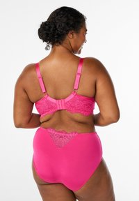 Set fuksijaste spodnje perilo z čipkasto obrobo na modrčku in hlačkah z visokim pasom, z nastavljivimi satenskimi naramnicami in gladko teksturo.
