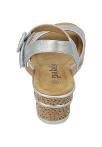 Zilveren sandalen met een gestructureerde synthetische bovenkant, verstelbare band en een kurkachtige middenzool. Het interieur heeft een zachte, beige voetbed voor comfort.