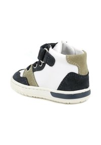 Sneaker alta con una base in pelle bianca, dettagli in suede blu navy e particolari verde oliva. Include una cinghia in Velcro e un design con lacci.