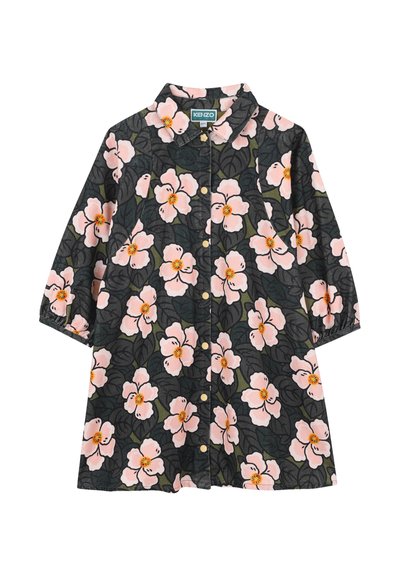 Chemise noire à manches courtes ornée de motifs floraux roses et oranges, avec un col pointu et des fermetures à boutons dorés.