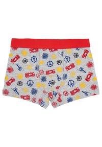 Boxer breif grigi con una cintura rossa. Il tessuto presenta stampe multicolori di camion dei pompieri, ingranaggi e attrezzi in rosso, blu, giallo e nero.