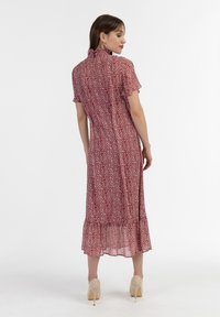 Rochie midi roșie cu flori, cu mâneci scurte, tiv ondulat și gât înalt. Material ușor cu un tipar delicat de flori.