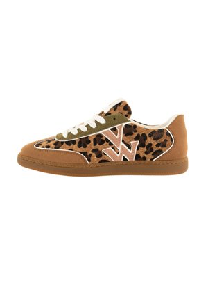 Sneaker con stampa leopardata e tacco in suede beige, lacci bianchi e sovrapposizione verde. Presenta un logo distintivo sul lato e una suola in gomma texturizzata.