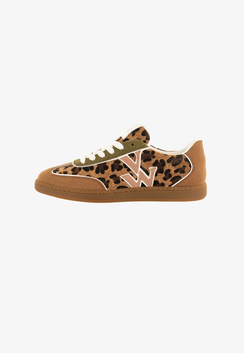 Baskets à imprimé léopard avec un talon en suede beige, des lacets blancs et une superposition verte. Présente un logo distinct sur le côté et une semelle en caoutchouc texturée.