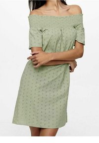 Ljusgrön avskuren klänning med korta ärmar, som har hålbroderi, en avslappnad passform och elastiskt midjeband, knälång.
