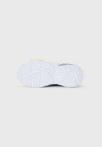 Semelle de chaussure en caoutchouc blanc avec des motifs texturés, arborant des accents jaunes et violets. Design rigide avec un détail de traction multidirectionnelle.