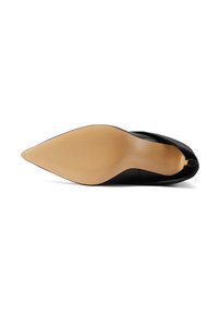 Zapato de tacón negro con punta afilada y parte superior de cuero liso. Tacón delgado y suela de goma con un patrón texturizado para mayor agarre.