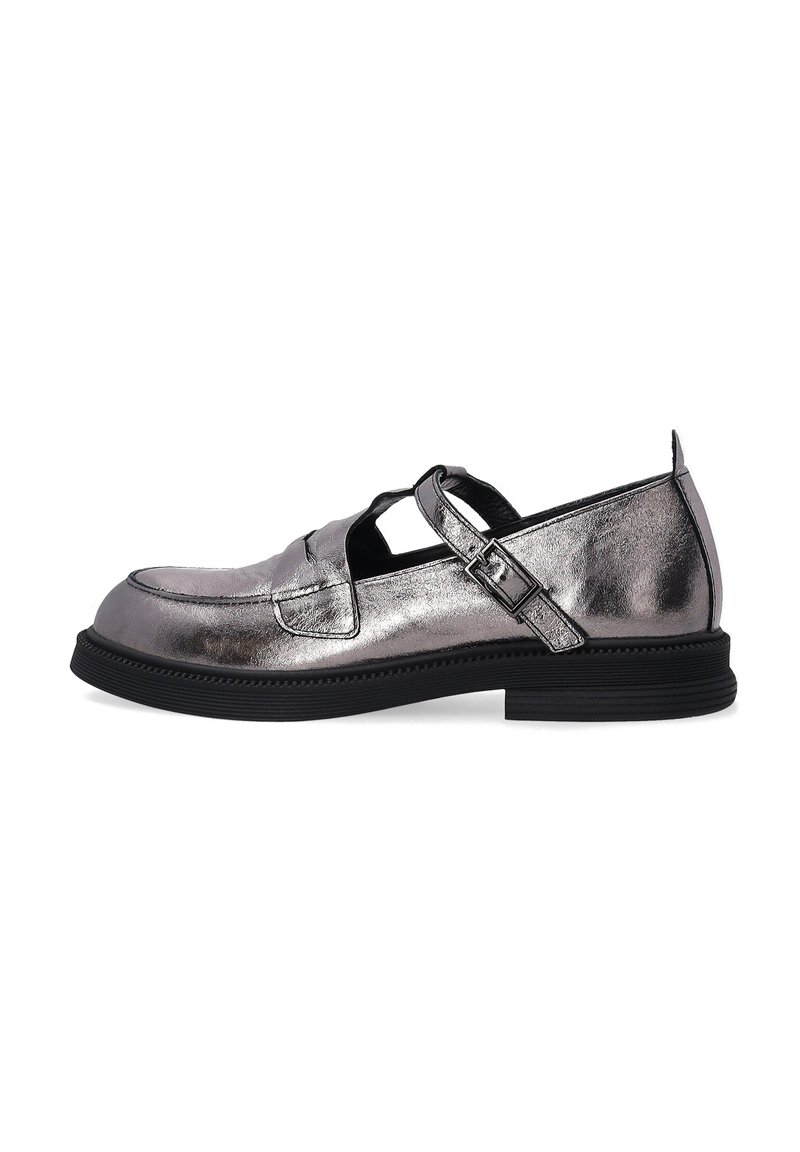Kovově šedá slip-on bota s nízkou černou podrážkou, která má výřezový design a nastavitelný pásek s přezkou na boku. Hladký povrch.