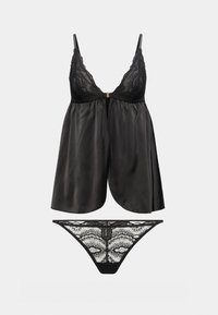 Schwarzes Satin- und Spitzen-Dessous-Set mit verstellbaren Trägern, vorderer Schnalle und passendem Spitzen-String auf schlichtem Hintergrund.