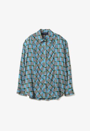 Camisa de manga larga con botones, con un patrón geométrico a rayas y de cuadros en azul, verde, negro y blanco, con cuello.