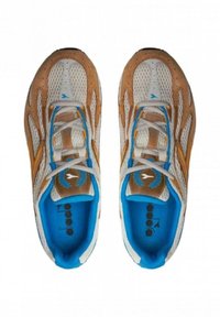 scarpe sportive con parte superiore in rete, dettagli in pelle marrone chiaro, interno blu e lacci bianchi; presenta il logo sulla linguetta e sul lato.