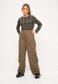 Studio Untold STRAIGHT WIDE LEGS TASCHEN SAUM-BINDEBAND - Cargobroek - taupe