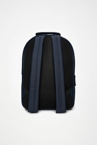 Marineblauer Rucksack mit gepolsterten Mesh-Trägern und Rückenpolster, der ein schlankes Design und ein strukturiertes Material für Komfort und Langlebigkeit bietet.