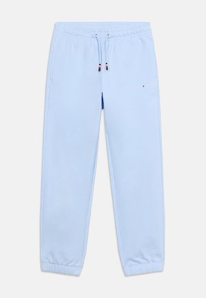 Pantaloni della tuta celeste con vita e polsini elastici, coulisse con punte rosse, bianche e blu e piccolo logo Tommy Hilfiger sulla coscia destra.