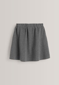 Gonna grigia in jersey con design svasato, cintura elastica e texture sottile. Lunghezza sopra il ginocchio, senza motivi o accentuazioni visibili.