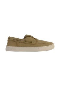 Zapatos slip-on de color beige claro con una textura suave, detalles de costura sutil y una suela de goma blanca. Presentan dos ojales para los cordones.