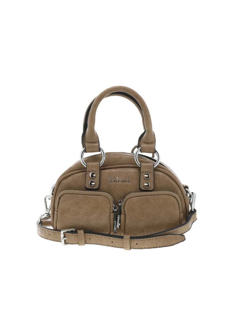 Sac à main en cuir tan avec double anse, deux poches zippées à l'avant et une bandoulière amovible. Quincaillerie en argent et finition texturée.