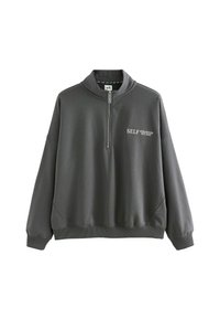 Pelēks, garām piedurknēm, sporta krekls ar augstu apkakli un pusi rāvējslēdzēja aizdari. Uzprasts teksts "SELF ATHLEISURE EST.2023" baltā krāsā uz priekšpuses. Kokvilnas maisījuma materiāls.