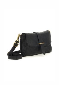 Borsa a spalla nera in pelle con chiusura a pattina, hardware dorato e tracolla regolabile. Presenta una superficie testurizzata e un design elegante.