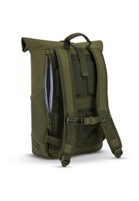 Olivově zelený batoh s rolovacím vrškem, nastavitelnými polstrovanými popruhy, síťovaným zádovým panelem, bočním zipovým kapesníkem a konturovaným tvarem pro ergonomickou podporu.