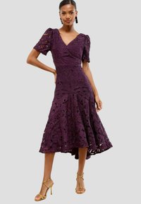REGULAR FIT - BRODERIE SHORT SLEEVE V-NECK HIGH LOW MIDI - Vestido de cóctel - dark purple