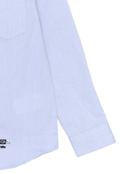 Camicia a maniche lunghe di colore azzurro chiaro, realizzata in tessuto a righe. Presenta una tasca sul petto e un dettaglio del logo ricamato sull'orlo. Polsino con bottoni.