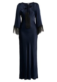 Vestido de satén azul marino con mangas largas y acentos de flecos negros en los puños y el escote. Silueta ajustada, diseño hasta el suelo.