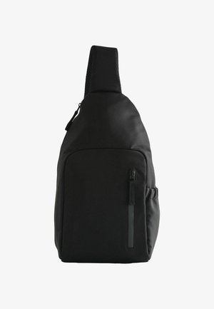 Schwarzer Sling-Rucksack mit einem Schulterriemen, vorderer Reißverschlusstasche und seitlicher elastischer Tasche, für den Freizeit- oder Stadtgebrauch.