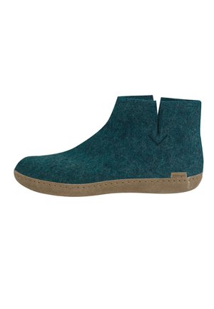 Knöchelhoher türkisfarbener Filzpantoffel mit beiger Sohle, seitlichem Ausschnitt und kleinem Stofflabel im Fersenbereich.
