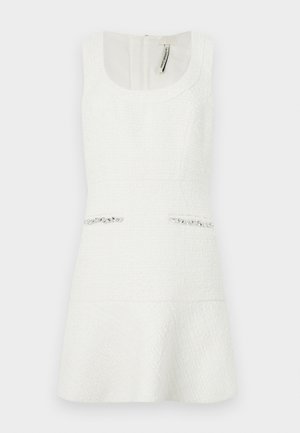 Witte mouwloze jurk van gestructureerde stof, met een uitlopende zoom en twee zakken versierd met decoratieve zilveren accenten.