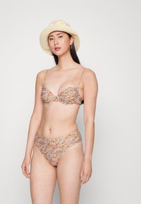 Conjunto de bikini com padrão floral, com copas almofadadas e alças ajustáveis. Tecido leve e suave em cores pastel, combinado com um fundo de cintura alta a condizer.