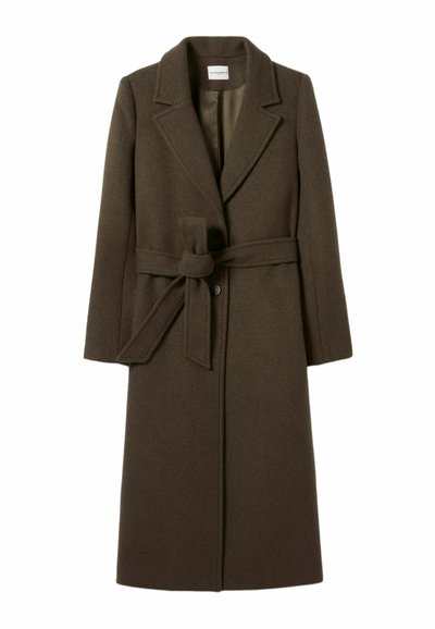 Cappotto lungo in lana marrone con colletto a ribattino, chiusura con bottoni e cintura legata in vita. Presenta tasche laterali e una texture liscia.