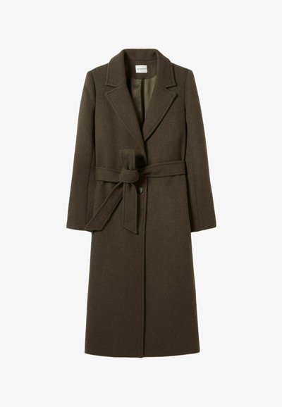 Cappotto lungo in lana marrone con colletto a ribattino, chiusura con bottoni e cintura legata in vita. Presenta tasche laterali e una texture liscia.