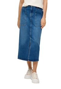 Denim midi-rok met twee voorzakken, blauwe kleur, rechte snit, zichtbare naden en een middenachter split. G gedragen met witte sneakers.