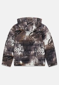 Giacca imbottita con cappuccio, caratterizzata da un motivo graffiti nero e marrone, tessuto strutturato e lunghezza leggermente corta.