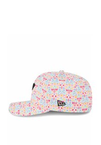 Baseballcap mit buntem Blumen- und Wirbelmuster, schwarzem Logo-Stick auf der Seite und flachem Schild auf weißem Hintergrund.
