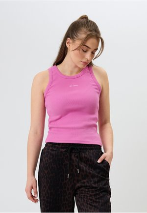 Rosa geripptes Tanktop mit rundem Ausschnitt und Logo-Detail in der Mitte, kombiniert mit schwarzen Sweatpants im Leopardenmuster.
