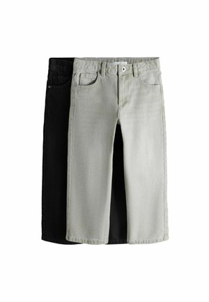 Zwei Jeanspaare flach ausgelegt: eines in Schwarz und eines in Hellgrau. Beide haben ein gerades Bein-Design, fünf Taschen und einen Knopfverschluss.