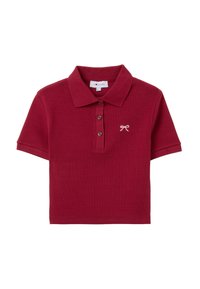 Rotes Poloshirt aus Baumwolle mit einem Kragen, drei braunen Knöpfen und einem kleinen gestickten Bogen auf der linken Brust. Kurze Ärmel, gerippte Textur.