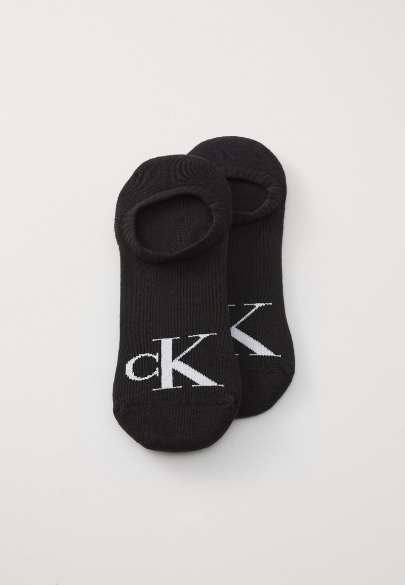 Črne bombažne ankletske nogavice z belim logotipom "cK", z gladko teksturo in elastičnimi odprtinami za udobje in oprijem.