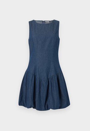 Mouwloze donkerblauwe denimjurk met getailleerd lijfje, ronde halslijn en geplooide, uitlopende rok, gezien van voren tegen een effen achtergrond.