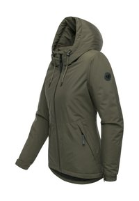 Olivgrön isolerad jacka med huva, dragkedja fram och två sidofickor. Har en rund logopatch på vänster axel. Slät textur.