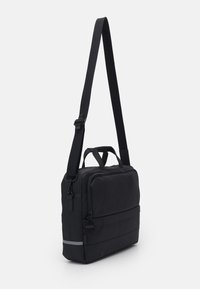 Zwarte messengertas van gestructureerde stof. Bevat een afneembare schouderriem, dubbele handgrepen aan de bovenkant, een voorvak met rits en reflecterende trim.